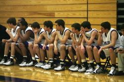 爱游戏下载-新赛季开局不利，球队士气大受打击，如何扭转困局？