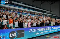 球场上球员们的拼搏精神令人动容