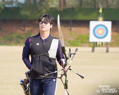 韩国射箭选手冷静应战一举夺魁