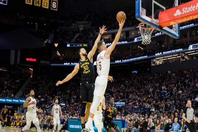 骑士主场惨遭勇士逆转，无奈吞败