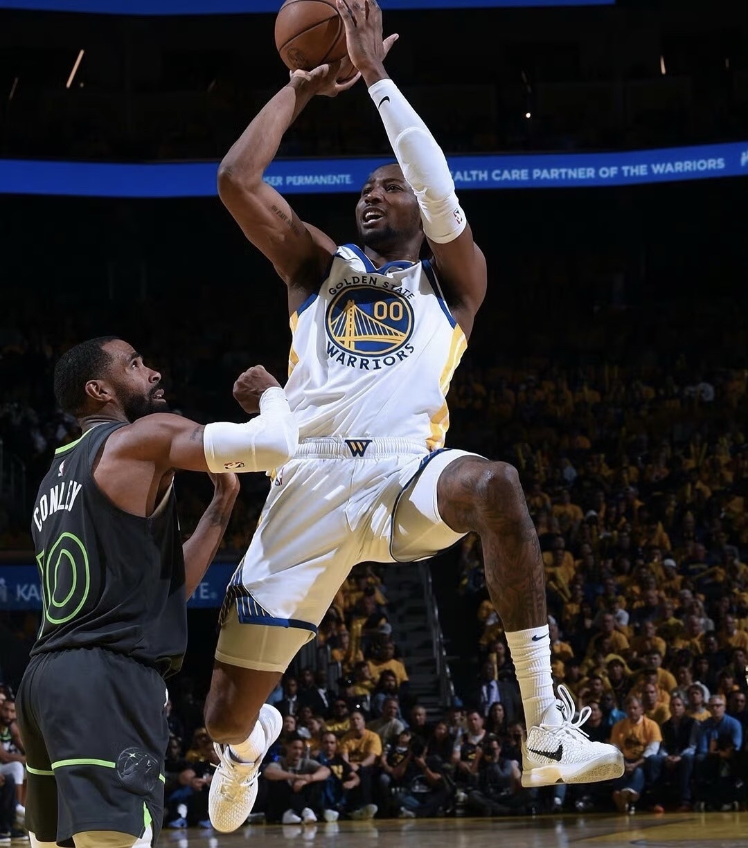 勇士队主场势如破竹,强劲攻防击溃对手的简单介绍 勇士队主场势如破竹,强劲攻防击溃对手的简单介绍