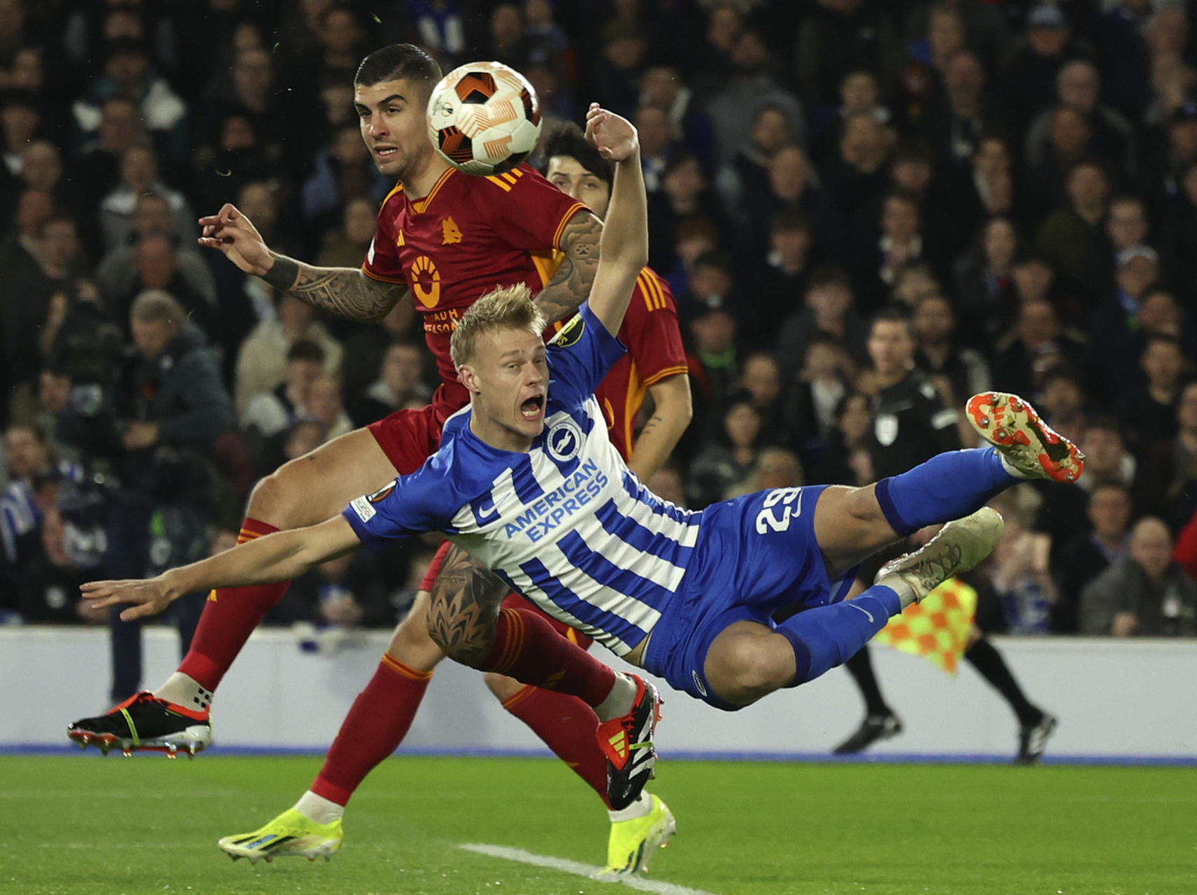 球队士气高昂，赢得全场掌声！