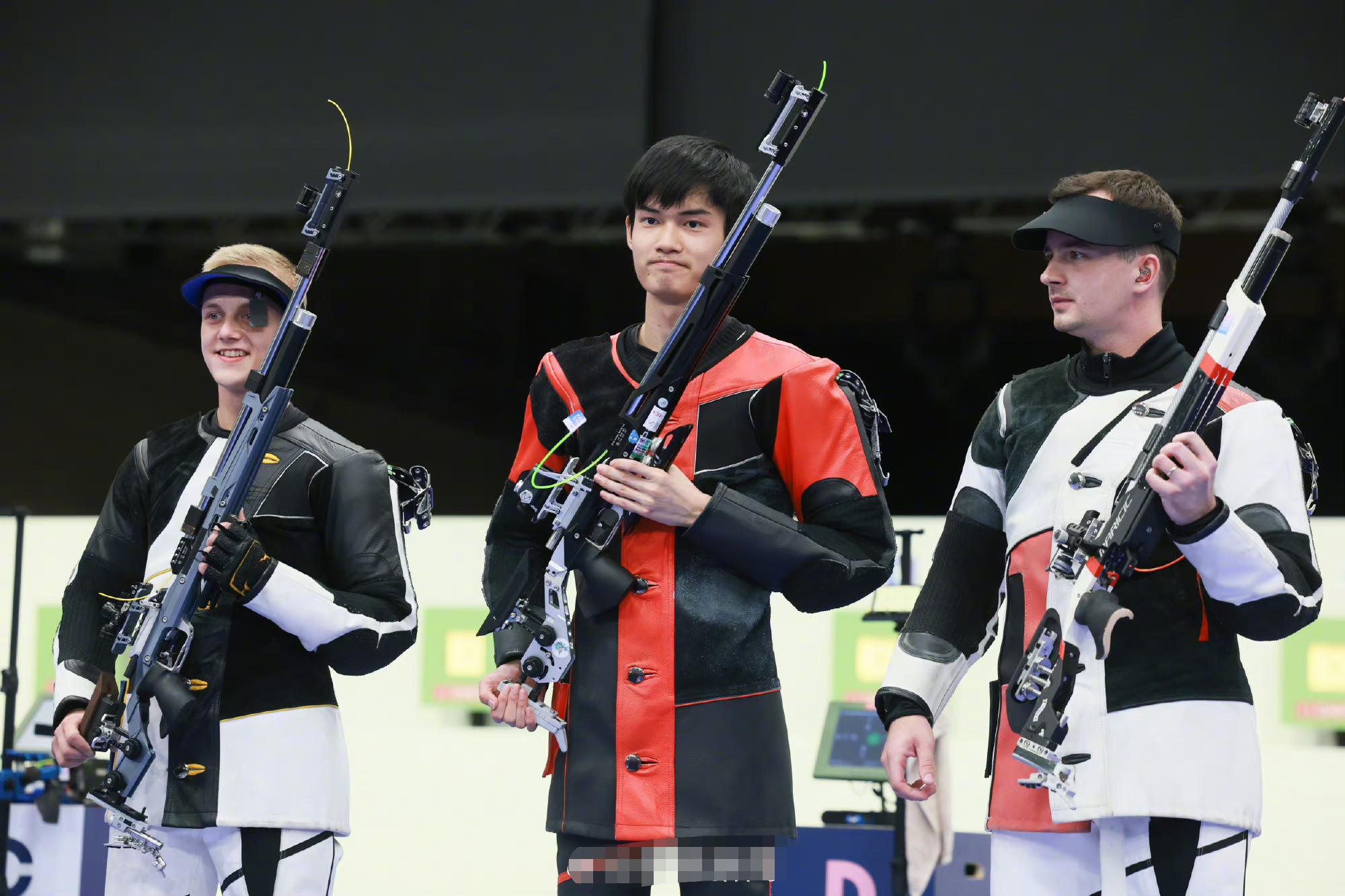 射击比赛选手射中靶心，豪取胜利