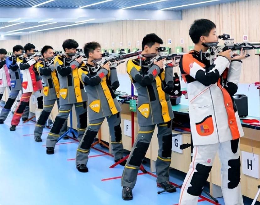 射击比赛选手射中靶心，豪取胜利