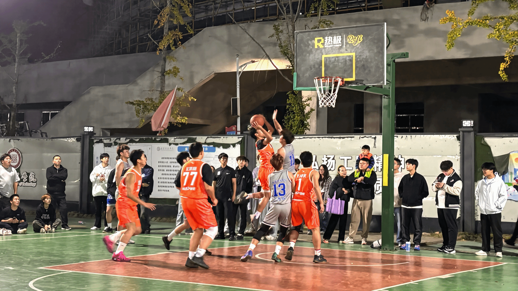 关于篮球比赛锋芒毕露，球队实力脱颖而出的信息