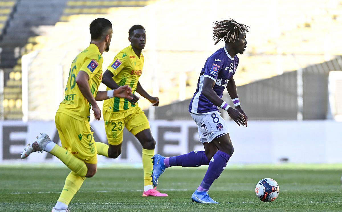 包含狼队客场逼平对手，稳固前进步的词条