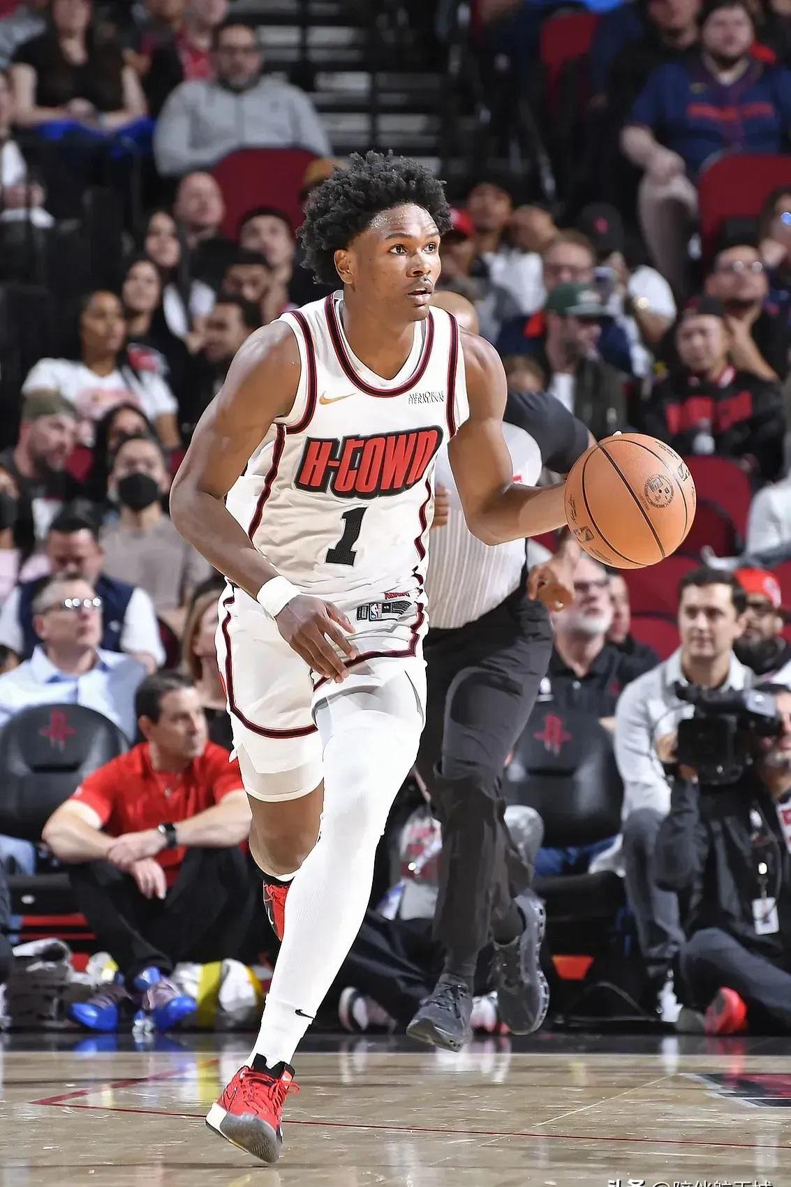 火箭队高颜值球员成为焦点关注